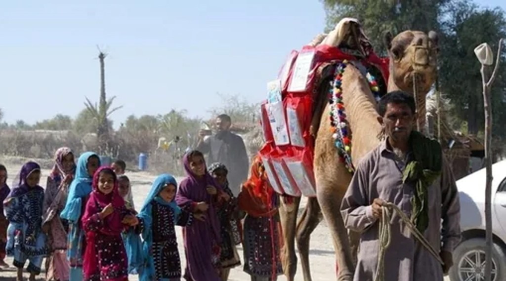 उंटाच्या मदतीने सुरु केली फिरती लायब्रेरी (Photo: Reuters )