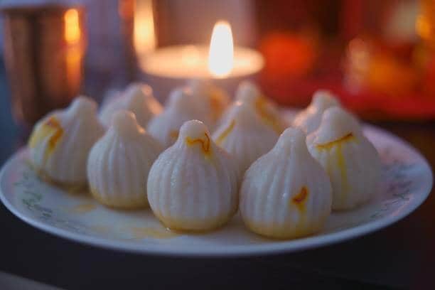 मोदक म्हटलं की प्रत्येकाच्या तोंडाला पाणी सुटतं. गरम गरम मोदकावर साजूक तूप टाकून खाण्याची मज्जाच काही औरच...