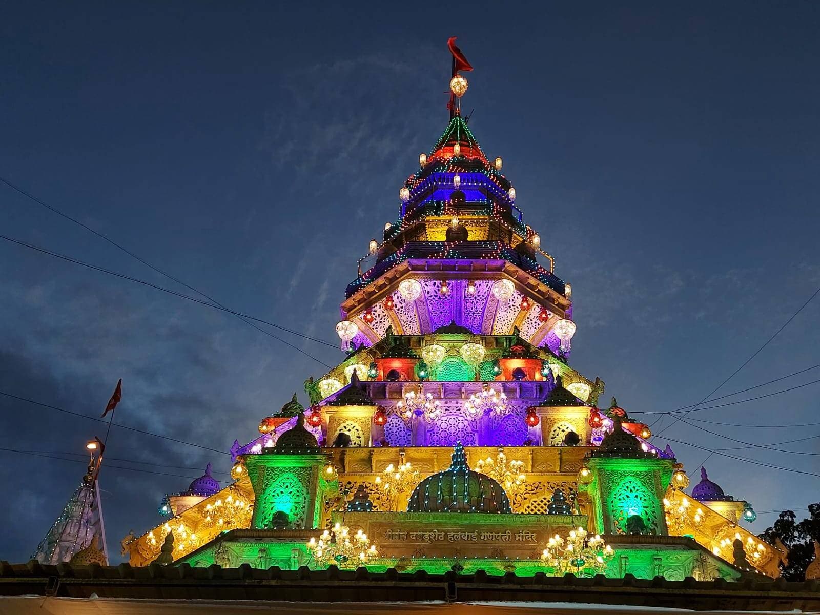 गणेश विसर्जनाच्या पार्श्वभूमीवर पुण्यातील दगडूशेठ गणपती मंदिराला आकर्षक रोषणाई करण्यात आली होती.