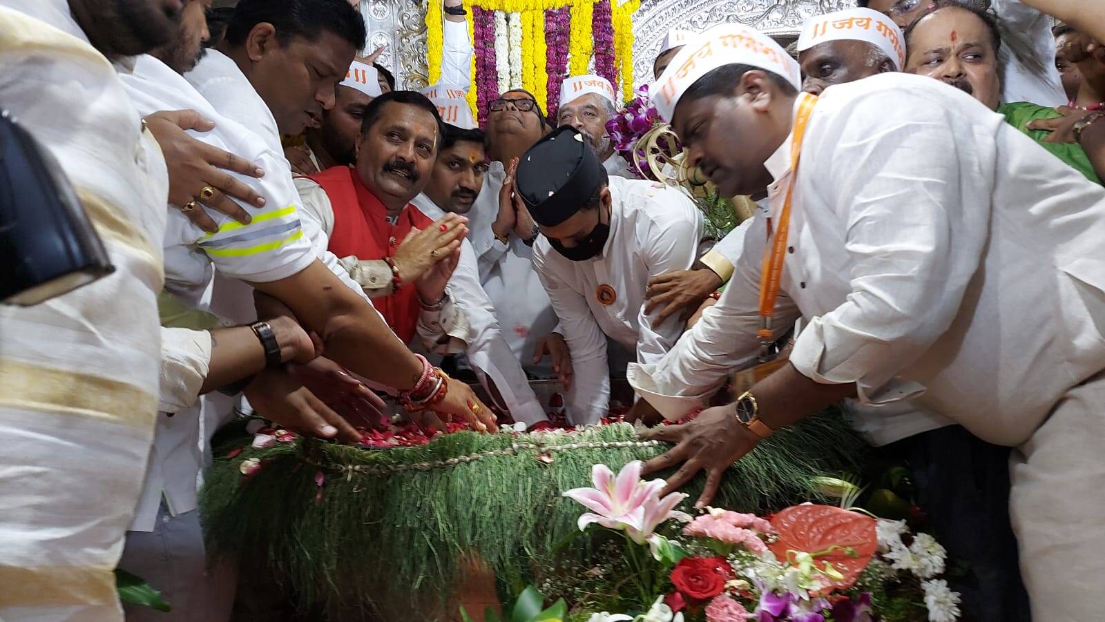 गणेश विसर्जनाच्या पार्श्वभूमीवर पुणे शहरात आज सात हजार पोलिसांचा बंदोबस्त तैनात करण्यात आला होता.