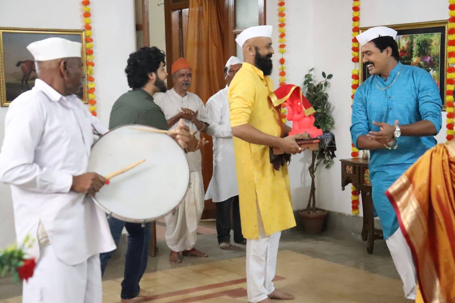 ढालेपाटीलांच्या घरात बाप्पाचं थाटामाटात आगमन तर होणार आहे पण या प्रसंगी सगळ्यांना संजूची कमतरता नक्कीच भासणार आहे.