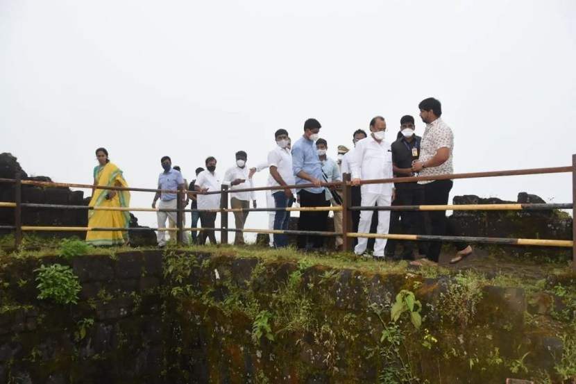 उपमुख्यमंत्री अजित पवार, खासदार सुप्रिया सुळे यांनी सिंहगड किल्ला सर केला. 