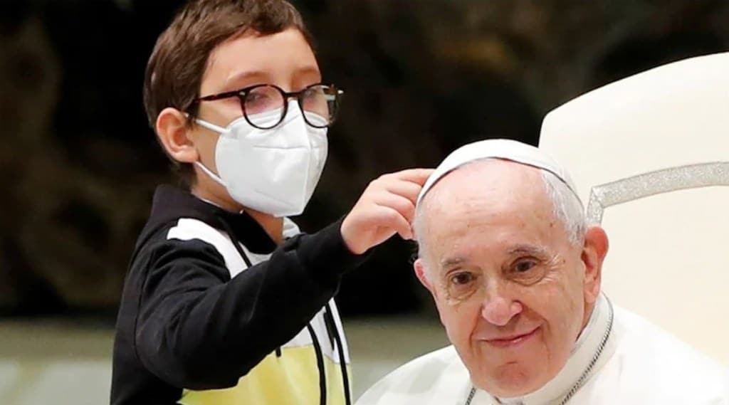 boy-snatch-pope-francis-cap-viral-video