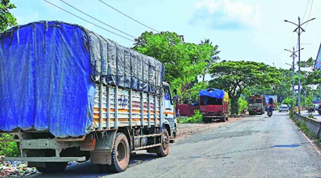 महामार्ग नव्हे, अवजड वाहनांचा तळ