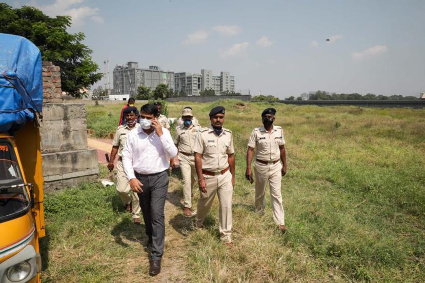 कोणता प्राणी होता हे अद्यापपर्यंत सांगू शकत नाही असं वन अधिकारी एस मुकेश जयसिंग यांनी सांगितलं.