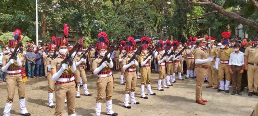 त्यामुळे सर्वांना बाबासाहेब पुरंदरे यांचं दर्शन घेता यावं म्हणून व्यवस्था करण्यात आली. यावेळी लांबच लांब रांग लागलेली पाहायला मिळाली.