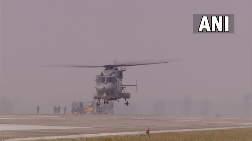 यावेळी एक्स्प्रेस वेवर आपत्कालीन परिस्थितीत विमाने उतरवण्याची क्षमताही योगी सरकारने दाखवली आहे. (फोटो सौजन्य - ANI)