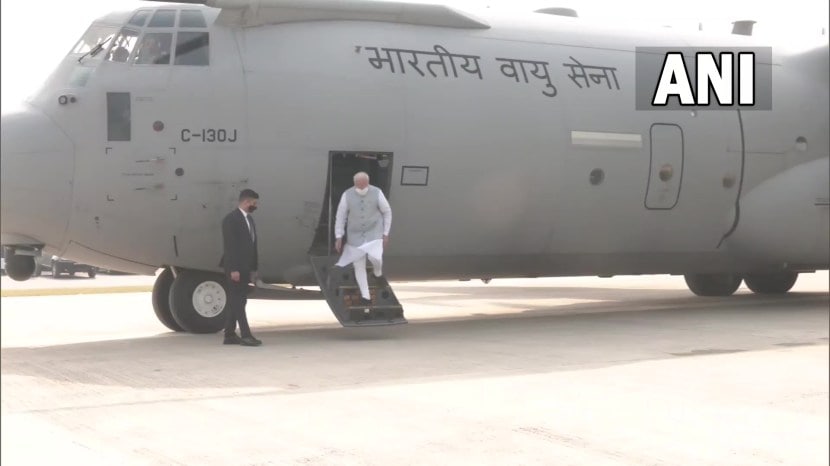 नरेंद्र मोदींनी भारतीय हवाई दलाच्या C-130J सुपर हर्क्यूलस विमानातून या ३.२ किमी एक्स्प्रेसवेवर लँडिंग केले. (फोटो सौजन्य - ANI)