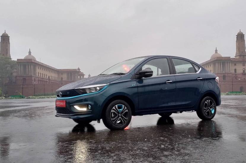 Tata Tigor E ही Tata Motors ची दुसरी इलेक्ट्रिक कार आहे. देशातील सर्वाधिक विकल्या जाणाऱ्या इलेक्ट्रिक कारच्या टॉप-5 यादीत आहे. या वर्षी एप्रिल-सप्टेंबरमध्ये कंपनीने त्यातील ८०१ युनिट्सची विक्री केली आहे. गेल्या वर्षी फक्त १०० युनिट होते. गाडीची विक्री ७०१% वाढली आहे. कंपनीची ही कार एका चार्जमध्ये १४२ किमीपर्यंत जाते आणि तिची किंमत ९.५ लाख रुपयांपासून सुरू होते.(Photo- Finacial Express)