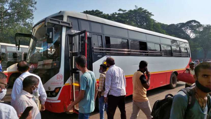 यामुळे ऐन सणासुदीत प्रवाशांचे प्रचंड हाल होताना दिसत आहेत.