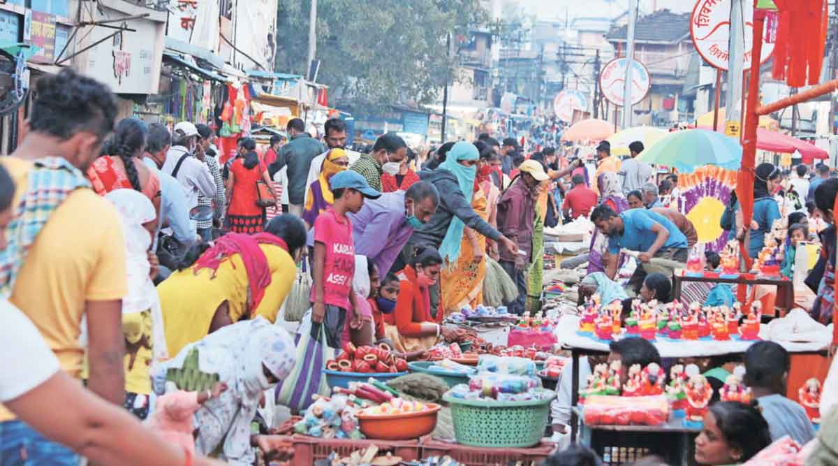 लक्ष्मीपूजनासाठी लागणाऱ्या वस्तू खरेदीसाठी बाजारपेठेत झालेली गर्दी