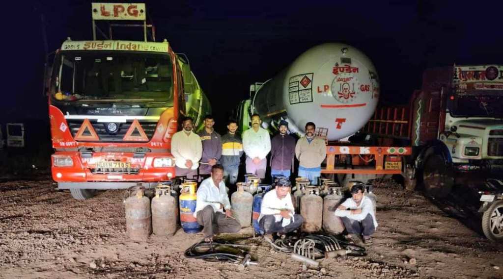 गँस टँकरमधून दररोज २०-२५ सिलेंडर गॅस लंपास, काळ्या बाजारात विक्री करणाऱ्या तिघांना बेड्या, १ कोटींचा मुद्देमाल जप्त