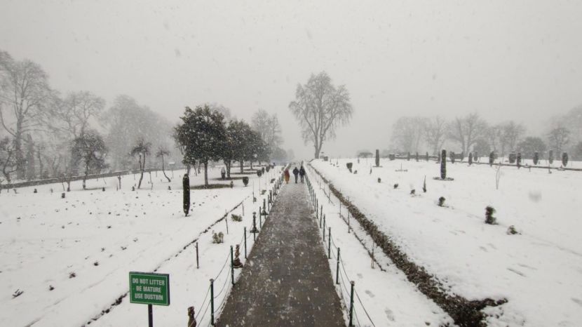 दरम्यान, कटरा येथील माता वैष्णोदेवी मंदिरात हेलिकॉप्टर सेवा प्रभावित झाली आहे.