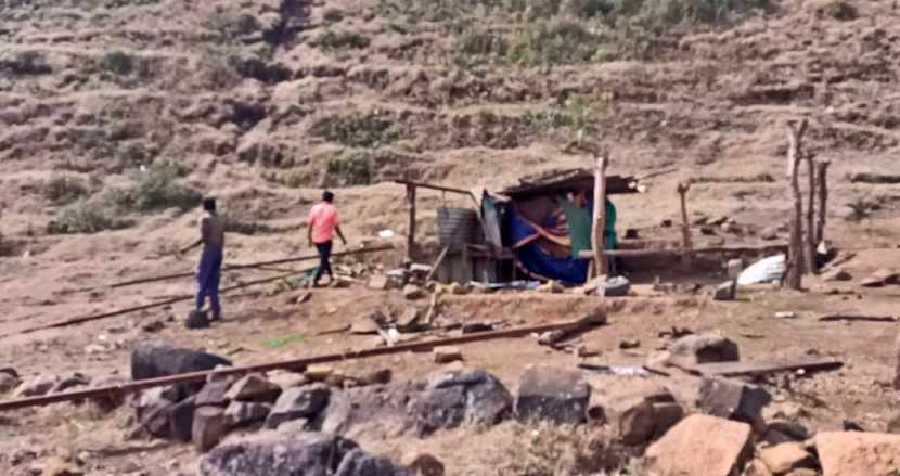 आधी मोकळ्या जागेवर व्यवसाय करणाऱ्या आदिवासींनी नवरात्रीच्या काळात व्यवसाय होईल या आशेने लाकूड, ताडपत्री, पत्रा याचा वापर करून दुकानं उभी केली होती. मात्र, आता त्यांची भविष्यातील आशा मावळली आहे.