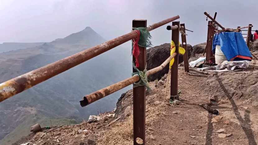 कळसुबाई डोंगरावर जाताना लागणाऱ्या लोखंडी शिड्यांची दुरावस्था झाली आहे.