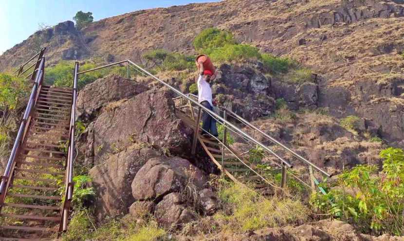 आदिवासींनी दिलेल्या माहितीनुसार कारवाई करणाऱ्या अधिकाऱ्यांनी कारवाई करण्यात आलेली दुकानं बेकायदेशीर होती आणि त्यामुळे कचरा तयार होत असल्याचं म्हटलं आहे.