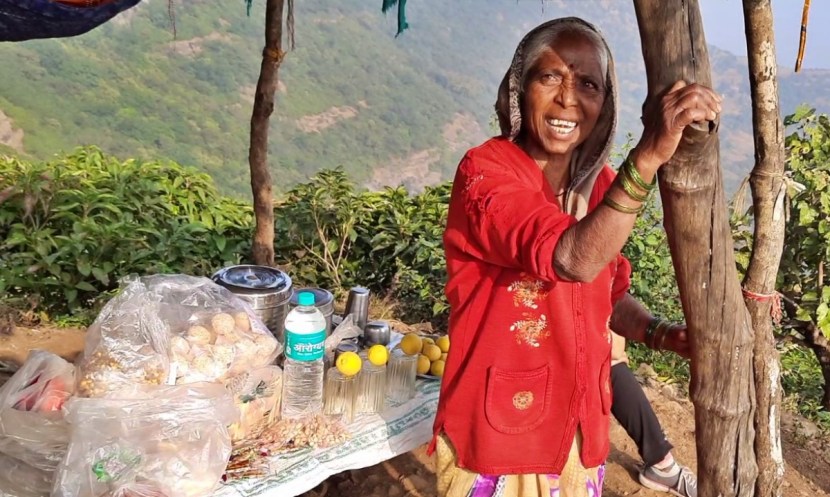 यामुळे हातावर पोट असणाऱ्या आणि रोजगाराचा एकमेव पर्याय हाताशी असणाऱ्या स्थानिक आदिवासींवर उपासमारीची वेळ आली आहे.