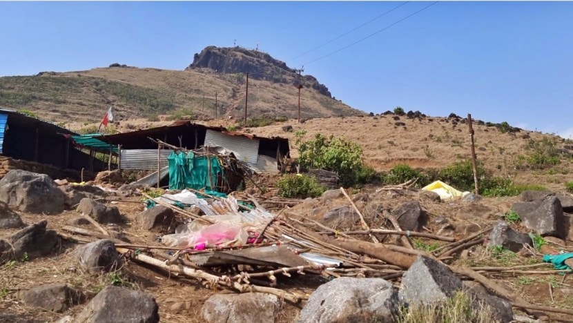 मात्र, राजूरच्या रेंज फॉरेस्ट ऑफिसर साळवे यांनी मात्र सामोपचाराने दुकानं हटवण्यास सांगितल्याचा दावा केला. तसेच आदिवासींच्या दुकानांची नासधुस केली नसल्याचं म्हटलं.