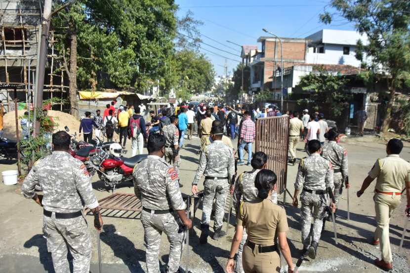 दरम्यान रस्त्यावर उतरलेल्या विद्यार्थांची जबाबदारी मी का घेऊ असा सवाल हिंदुस्थानी भाऊने केला आहे. आज विद्यार्थी आंदोलन करतायत ही जबाबदारी राज्य सरकारची आहे असंही हिंदुस्थानी भाऊने एबीपी माझाशी बोलताना सांगितलं. (एक्स्प्रेस फोटो: धनंजय खेडकर)