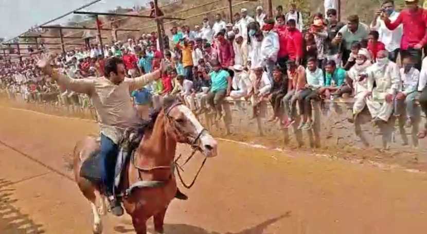 घोडेस्वारी करताना अमोल कोल्हे यांनी हातातून लगाम सोडला आणि दोन्ही हाताने उपस्थितांना अभिवादन केले.