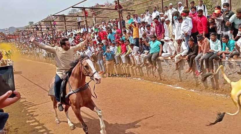 “बैलगाडी शर्यतीचा प्रश्न अद्याप पूर्ण सुटलेला नाही. त्यावर पाच सदस्यीय खंडपीठासमोर सुनावणी होणार आहे. त्यासाठी दस्तावेजीकरण आणि इतर पाठपुरावा आम्ही करू,” असंही त्यांनी नमूद केलं.