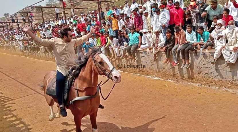 “घाटात घोडी चालवण्याचा हा माझा पहिला अनुभव आहे. पण जनावरांची एक भाषा असते, त्यांच्यासोबत एक नातं असतं. मुक्या प्राण्याशी सर्वसामान्य शेतकऱ्याचं एक नातं असतं. जसं माझं माझ्या घोडीशी नातं आहे. त्यामुळे मी तिला सांगितलं माझी काळजी तू घे, तुझी काळजी मी घेतो,” असं अमोल कोल्हे यांनी सांगितलं.