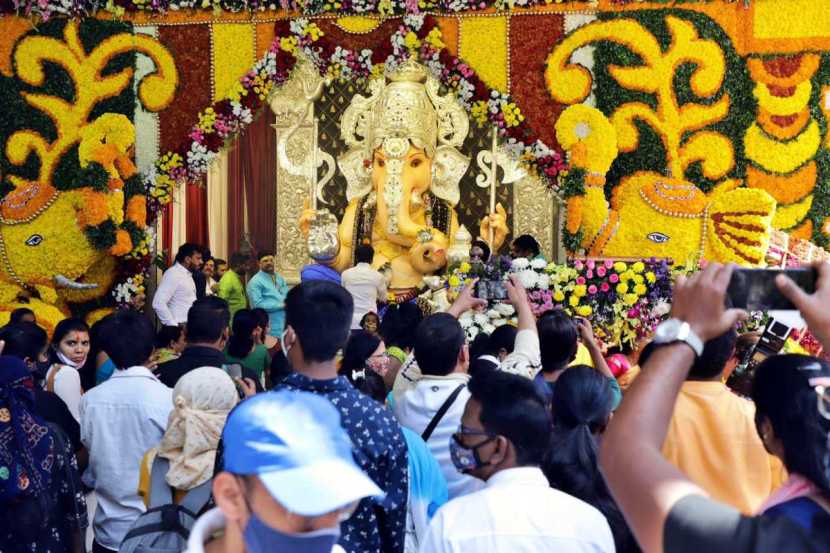 या निमित्ताने मंदिरात फुलांची सुंदर आरास पाहायला मिळाली.