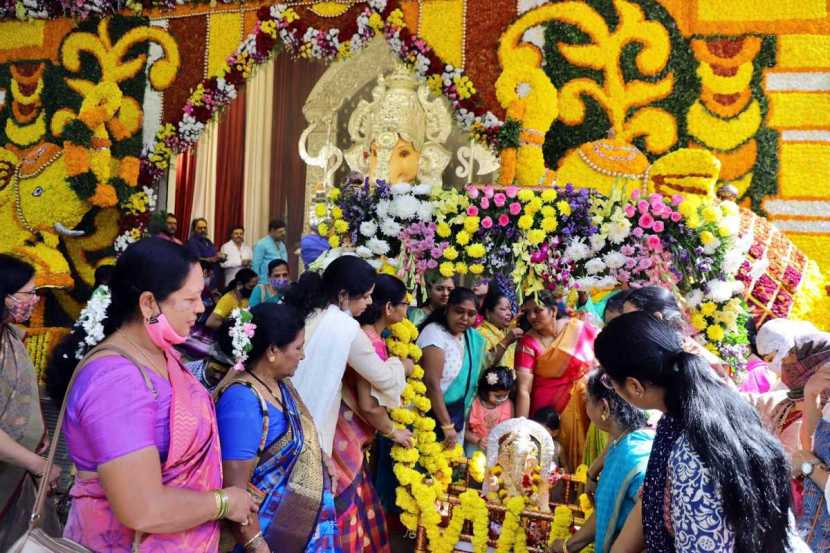 अनेक महिलांनी माघी गणेश चतुर्थीनिमित्त तुळशीबाग गणपती मंदिरात हजेरी लावली.