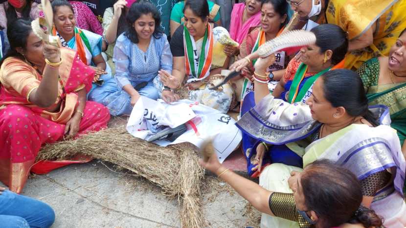 राष्ट्रवादी काँग्रेसच्या महिला कार्यकर्त्यांचा देखील या आंदोलनात मोठा सहभाग होता.