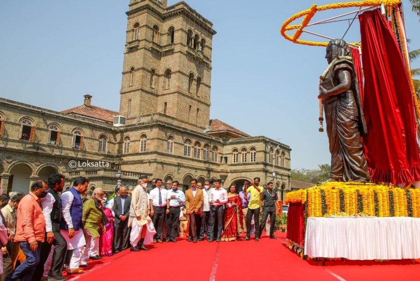 महापौर मुरलीधर मोहोळ, उपसभापती नीलम गोऱ्हे, गृहमंत्री दिलीप वळसे पाटील,अन्न आणि नागरी पुरवठा मंत्री छगन भुजबळ, उच्च तंत्र शिक्षण मंत्री उदय सामंत, सुनेत्रा पवार,विद्यापीठाचे कुलगुरू नितीन करमळकर,प्र कुलगुरू डॉ.एस.एन.उमराणी आदी उपस्थित होते.