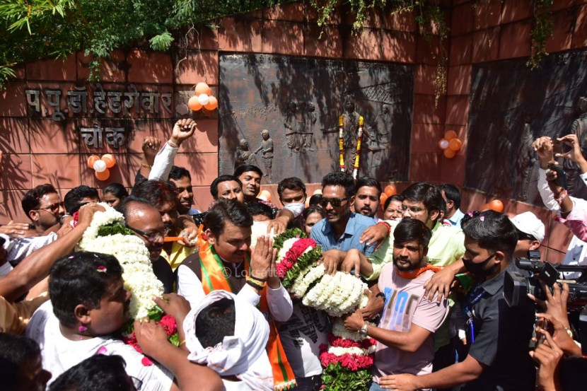 गोव्याच्या निकालानंतर फडणवीस पहिल्यांदाच नागपुरात येत असल्याने विमानतळावर त्यांच्या स्वागतासाठी तयारी करण्यात आली होती. फडणवीस पोहोचताच विमानतळावर त्यांचं जंगी स्वागत करण्यात आलं. यानंतर विमानतळापासून ते केंद्रीय मंत्री नितीन गडकरींच्या घरापर्यंत रोड शो काढण्यात आला. (एक्स्प्रेस फोटो - धनंजय खेडकर)