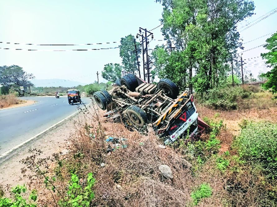 मनोर-पालघर रस्त्यावर धोकादायक वळण; अपघातांची मालिका सुरूच