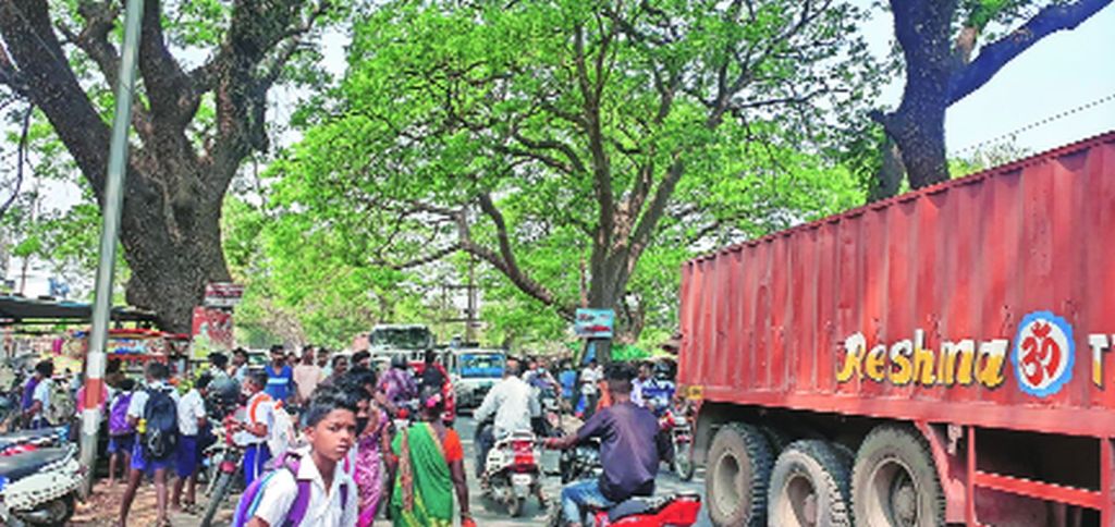 कासा येथे अवजड वाहनांमुळे वाहतूक कोंडी