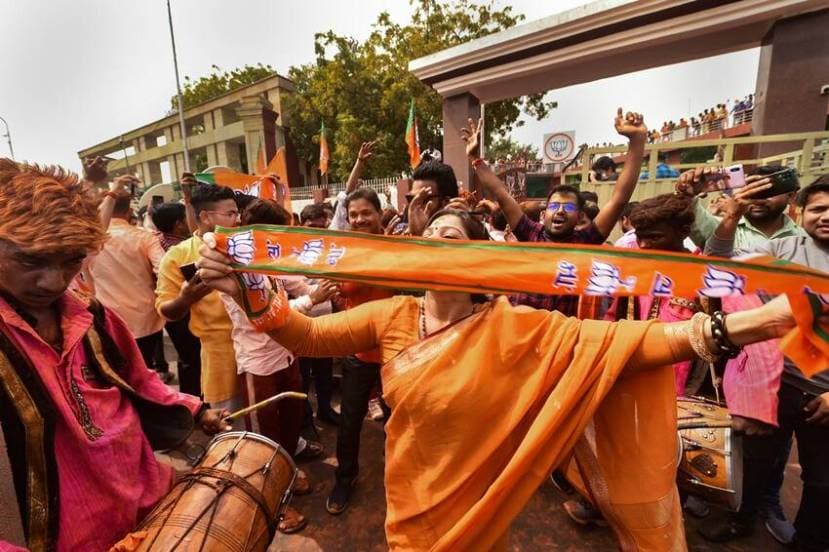 लखनऊमधील भाजप मुख्यालयाबाहेर कार्यकर्ते आनंद व्यक्त करताना. (Photos: PTI and Indian Express)