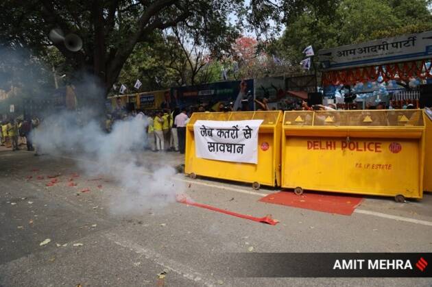 पंजाबमध्ये आघाडी मिळत असताना आप कार्यकर्त्यांनी नवी दिल्लीतील पक्षाच्या मुख्यालयाजवळ फटाके फोडले. (Express Photo by Amit Mehra)