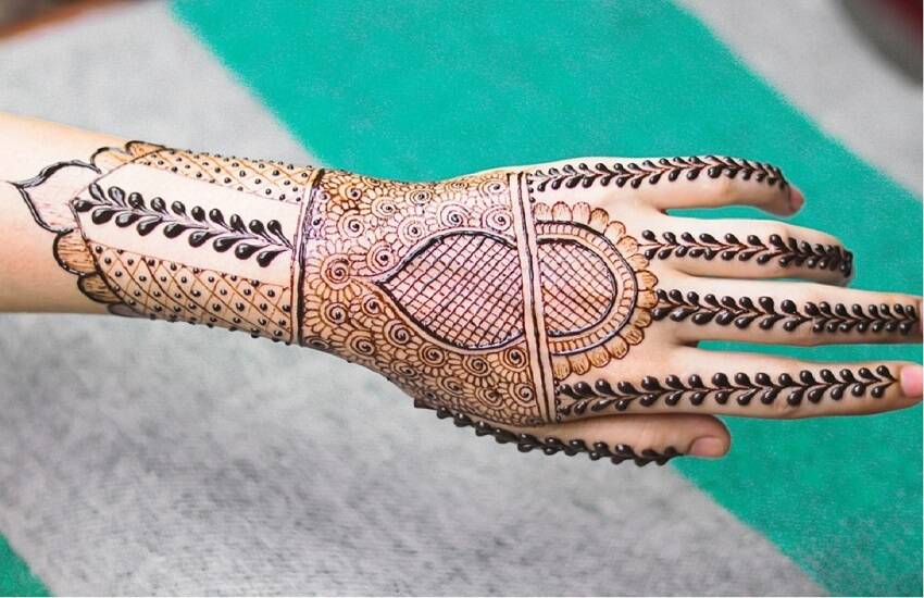 Simple Mehndi Design For Eid al-Fitr : ईद-अल-फितर साठी हातावर काढा 'या'  सोप्या अरेबिक मेहंदी डिझाईन | 🙏🏻 LatestLY मराठी