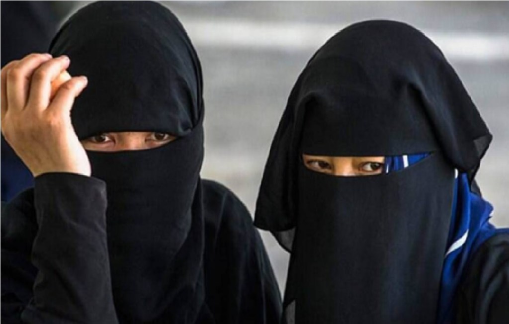 फ्रान्स सर्वोच्च न्यायालयाने न्यायालयात महिला वकिलांना हिजाब परिधान करण्यास बंधी घातली आहे.