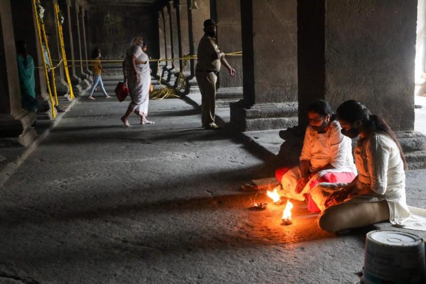 या सणानिमित्त सकाळपासून भाविकांच्या रांगा मंदिराबाहेर लागल्याचं पाहायला मिळत आहे. करोना काळात बंद असलेली मंदिरं यंदाच्या महाशिवरात्रीला भाविकांसाठी खुली करण्यात आहे.