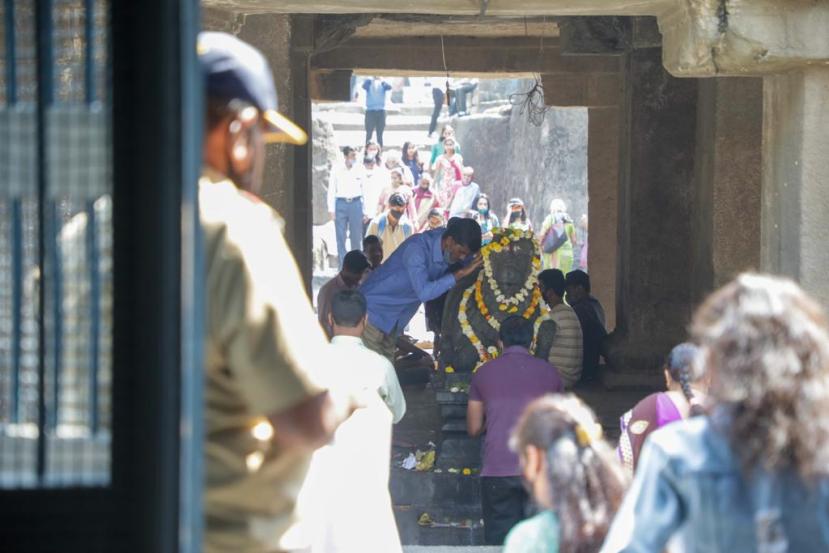 त्यामुळे भाविकांमध्ये उत्साहाचं वातावरण आहे. मंदिरांना आकर्षक विद्युत रोषणाई आणि फुलांची सजावट करण्यात आलेली आहे.