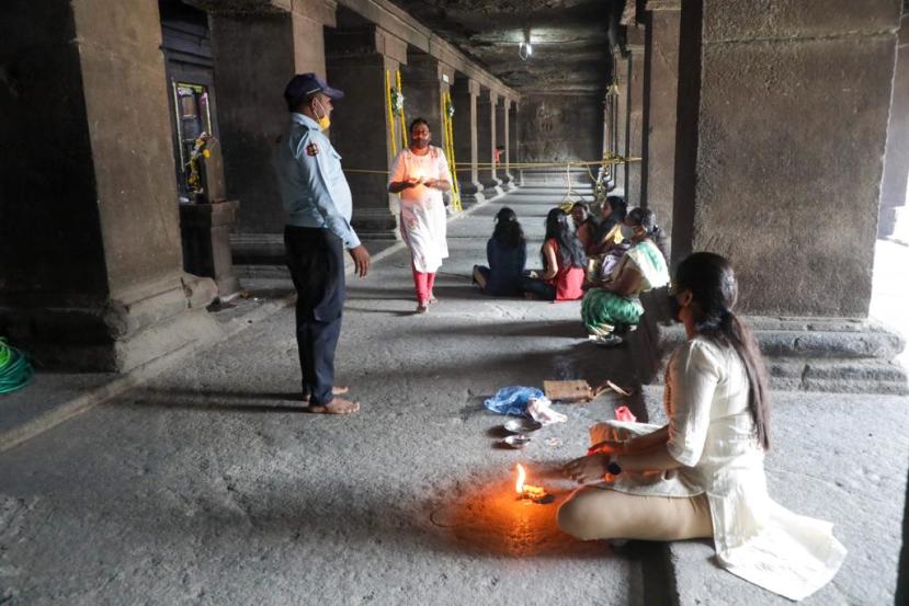 पुण्यातल्या जंगली महाराज रस्ता परिसरातील पाताळेश्वर मंदिरातही भाविकांनी दर्शनासाठी गर्दी केली होती. हे फोटो घेतलेत अरुल होरायझन यांनी.