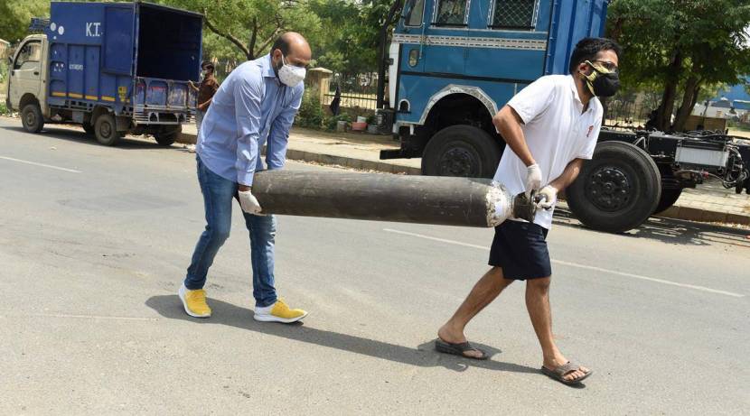 दुसऱ्या लाटेतही हीच परिस्थिती कायम राहिली. दुसऱ्या लाटेच्या वेळी ऑक्सिजनच्या कमतरतेमुळे अनेकांना रुग्णालयामध्ये तसेच रुग्णालयाच्या बाहेर जीव सोडावा लागला. याचा सर्वाधिक फटका हा महाराष्ट्र, उत्तर प्रदेश आणि केरळला बसला.(photo credit: indian express)