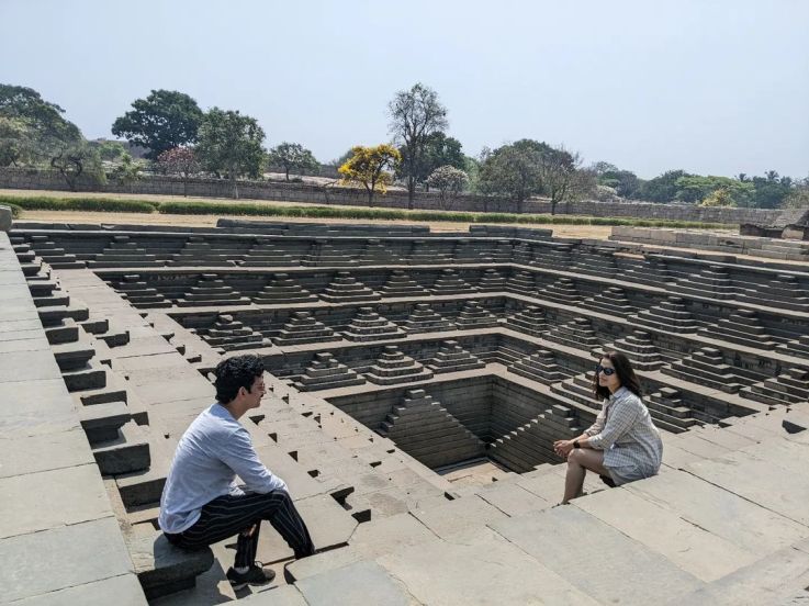 हम्पी ट्रिप एन्जॉय करताना उमेश आणि प्रिया.