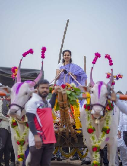 शर्यतीदरम्यान बैलगाडीवर चढून बैलांचं चऱ्हाट हाती घेण्याचा मोह सुप्रिया सुळेंना आवरता आला नाही.