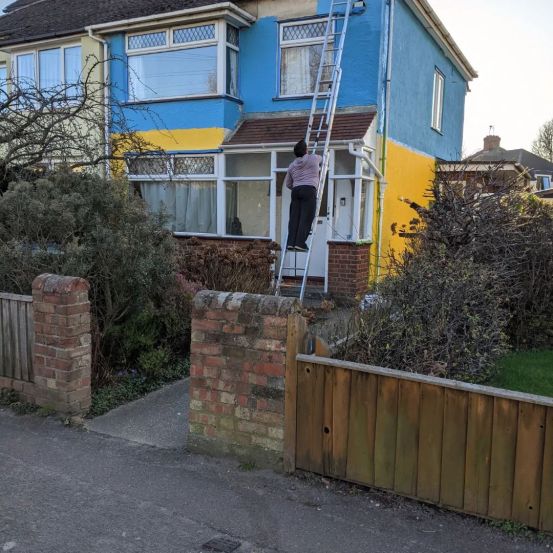 uk couple paint house to supprt ukraine (1)