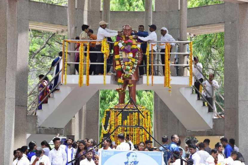 नागरिक आंबेडकरांच्या पुतळ्याला पुष्पमाला घालून अभिवादन करत होते. (फोटो सौजन्य : पवन खेंगरे - एक्स्प्रेस फोटो)