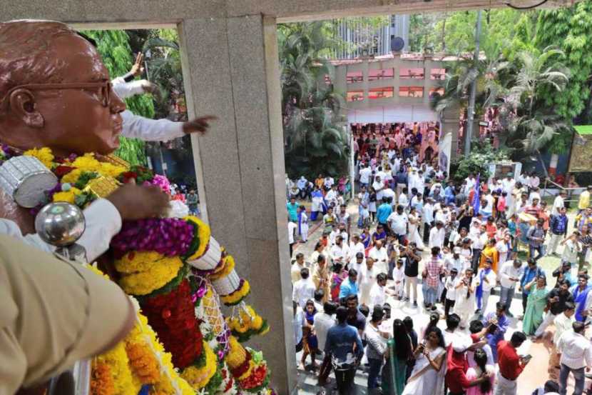 डॉ. आंबेडकर यांचा पुतळा तर फुल हारांनी अगदी झाकोळून गेला होता. (फोटो सौजन्य : पवन खेंगरे - एक्स्प्रेस फोटो)