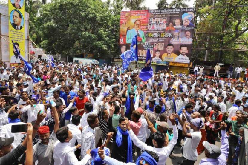 यावेळी उपस्थित नागरिकांच्या हातात निळा ध्वज आणि तोंडात जय भीमचा जोरदार जयघोष होता. (फोटो सौजन्य : पवन खेंगरे - एक्स्प्रेस फोटो)