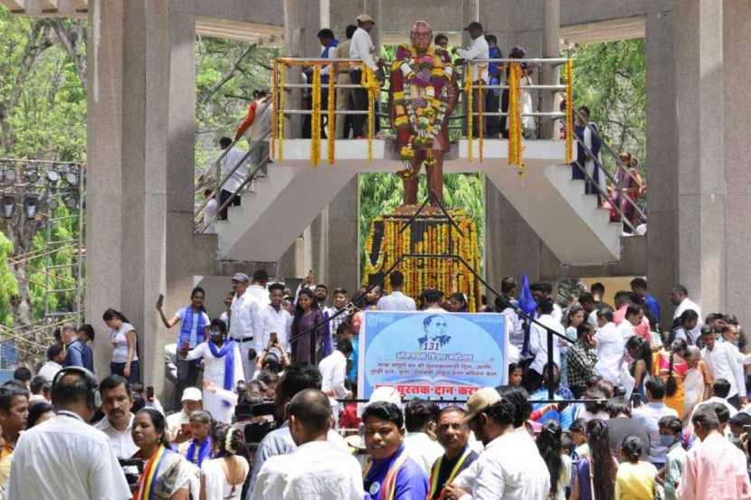 एकूणच पुण्यातील वातावरण १४ एप्रिलला निळ्या रंगाने न्हाहून निघाले. (फोटो सौजन्य : पवन खेंगरे - एक्स्प्रेस फोटो)