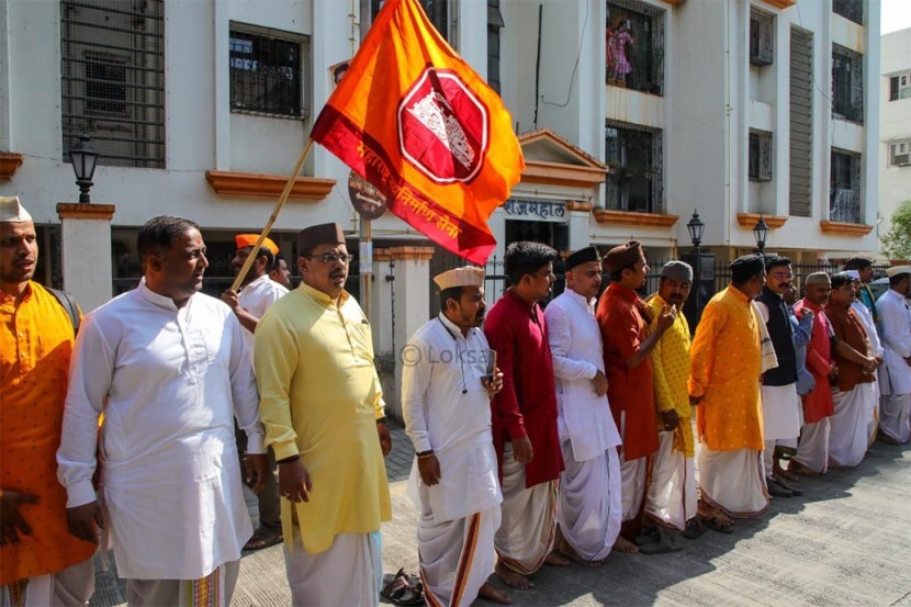 यासाठी पुण्यातील जवळपास १०० ते १५० पुरोहितांनी चारही वेदांमधील मंत्रोच्चारांचे पठण करत राज ठाकरे यांना आशीर्वाद दिला.