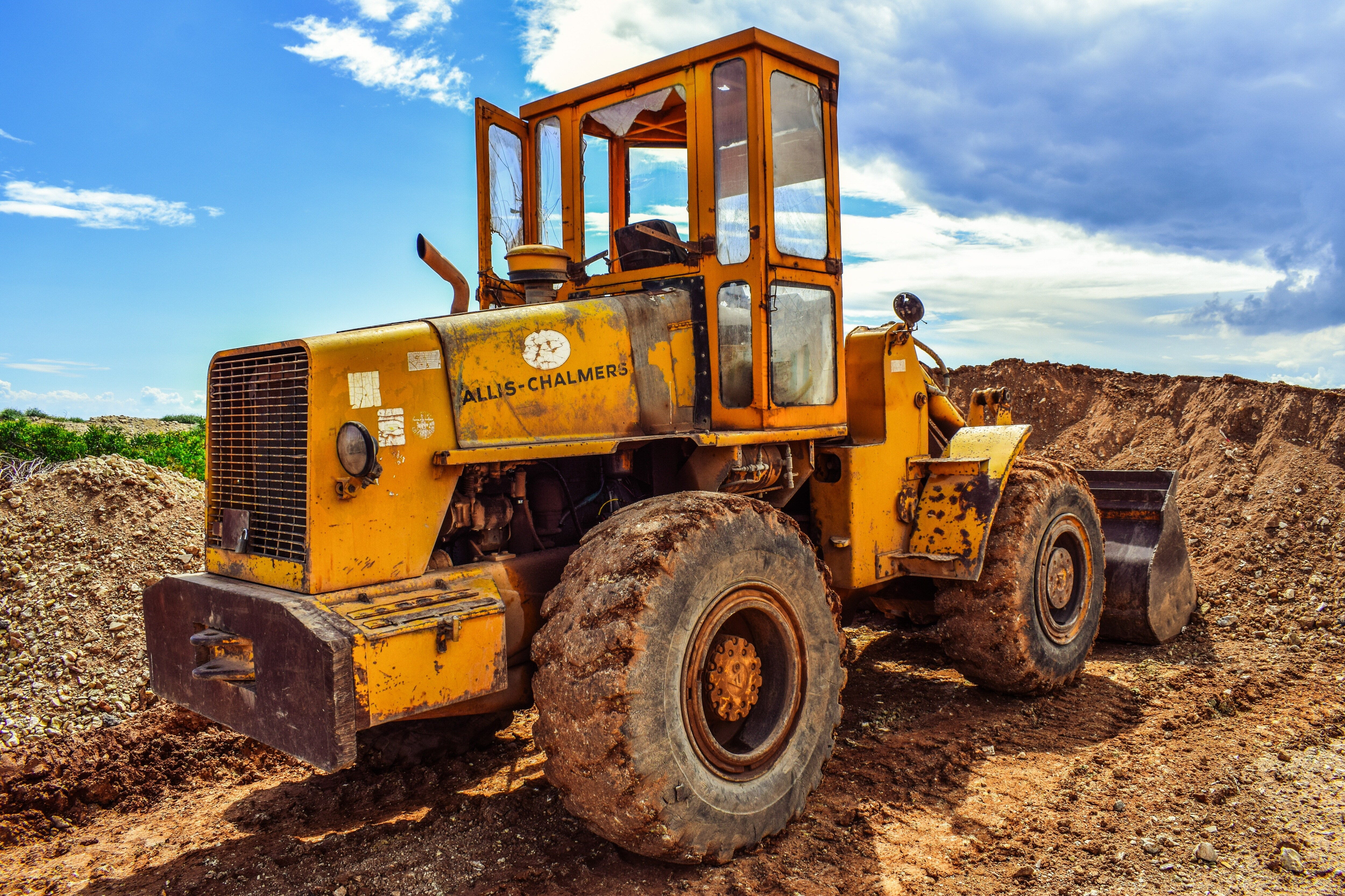 तर या मशीनचं खरं नाव बैकहो लोडर (backhoe loader) असं आहे.